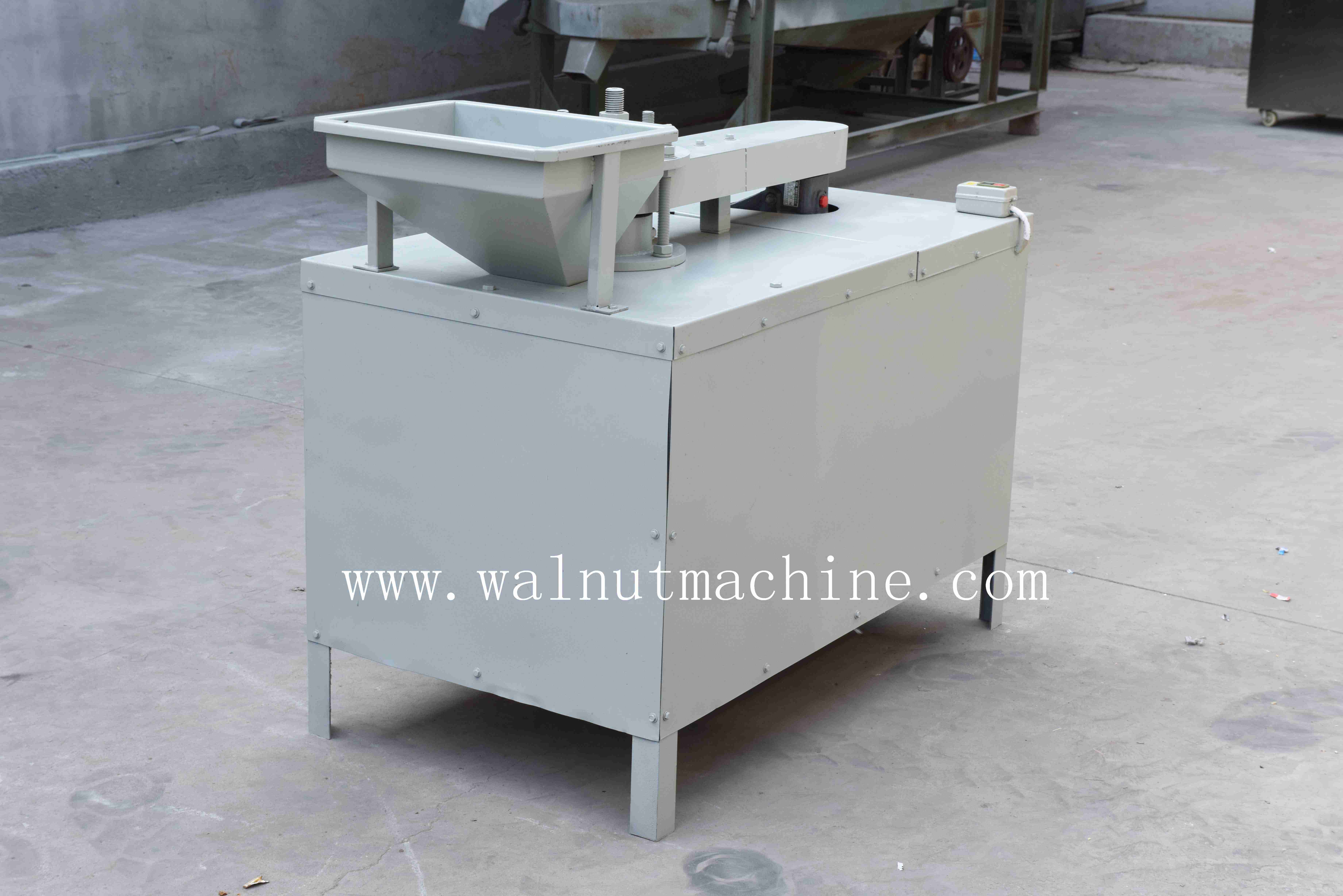 Green walnut peeling machine