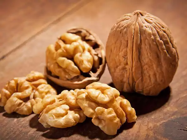 Walnut shell peeling