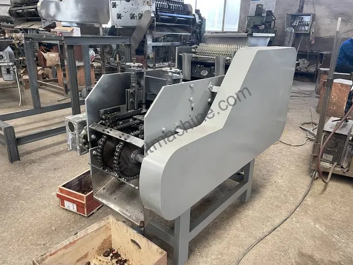 Máquina de quebra de cajus