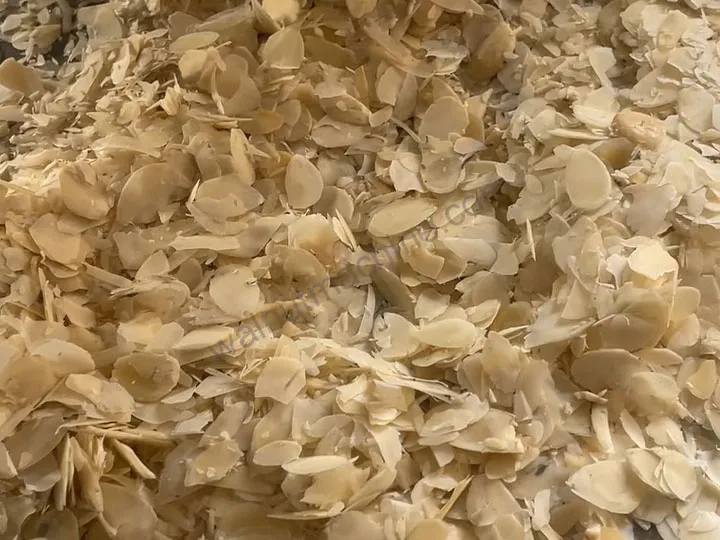Sliced peanuts