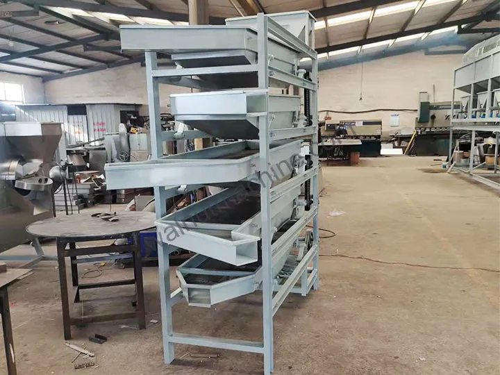Vibrating Nut Grading Machine For Almonds, Cashews And Peanuts 3 Discharge ports for nuts of different sizes
