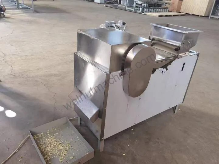 Peanut cutting machine