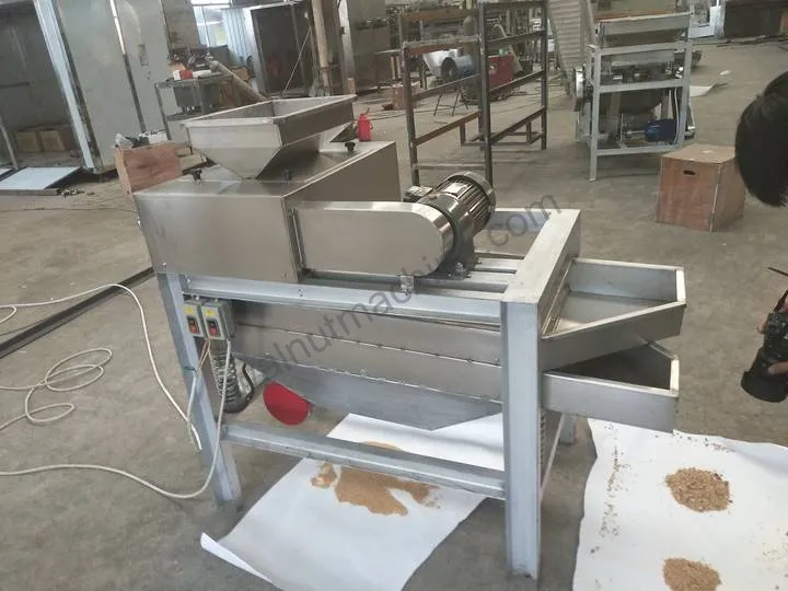 Peanut Chopper Cutting Machine 1 Peanut granule cutting machine