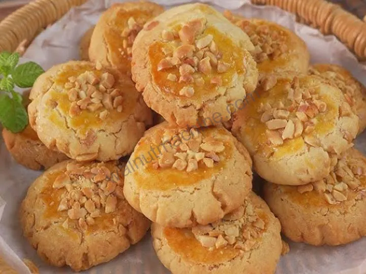 Peanut pieces for bakery products