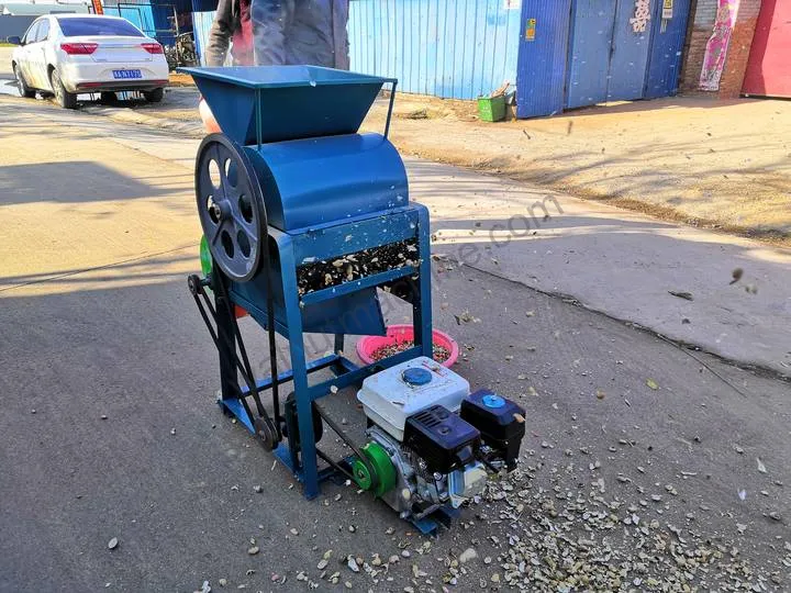 Peanut Shelling Machine For Efficient Peanut Shell Removal 15 Gasoline engine-powered peanut shelling machine